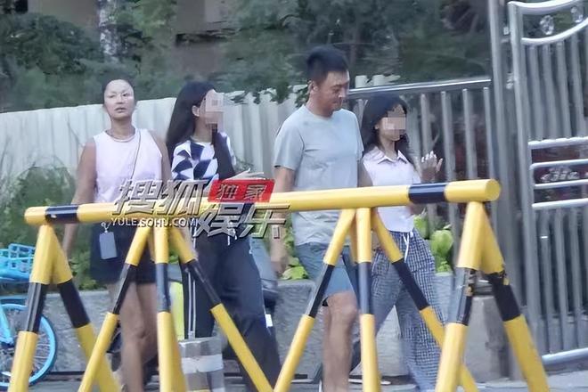 温兆伦每天下午三点半拎着保温杯站在小区门口，等他女儿放学